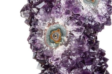 Makro mineral taş Ametist göz, beyaz bir arka plan üzerinde bir baykuş şeklinde yakın çekim