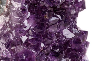 Makro mineral taş Ametist göz, beyaz bir arka plan üzerinde bir baykuş şeklinde yakın çekim