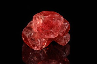 Siyah arka plan üzerinde makro mineral lâl taşı taş yakın çekim