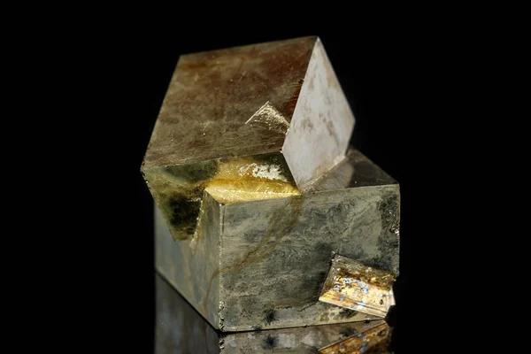 Makro Mineralstein Pyrit Auf Schwarzem Hintergrund Nahaufnahme — Stockfoto