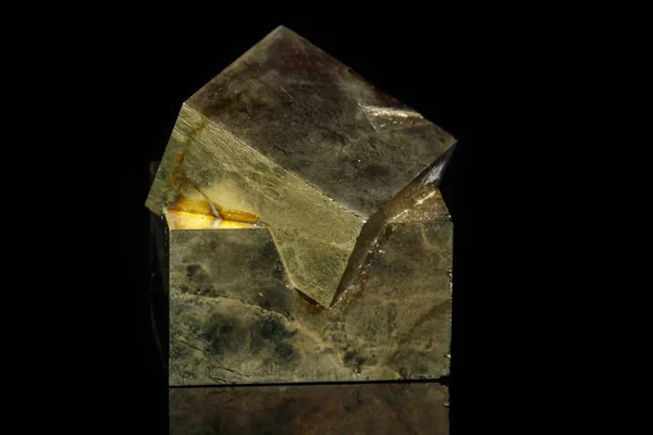 Batu Mineral Makro Pirit Pada Latar Belakang Hitam Ditutup — Stok Foto