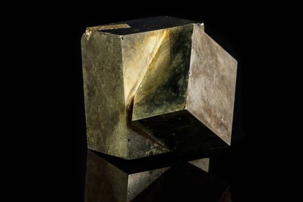 Piedra Mineral Macro Pirita Sobre Fondo Negro Cerca —  Fotos de Stock
