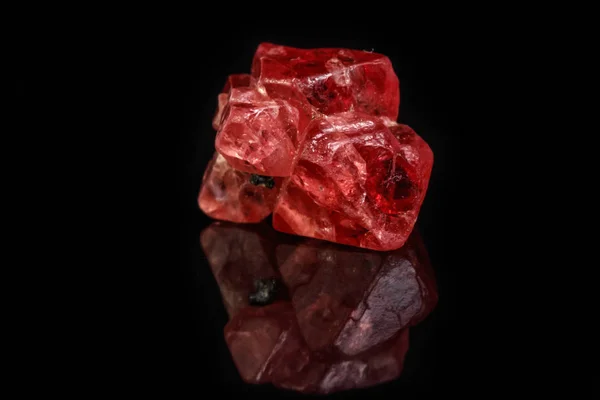 Makro Mineral Spinel Kamień Czarnym Tle Bliska — Zdjęcie stockowe