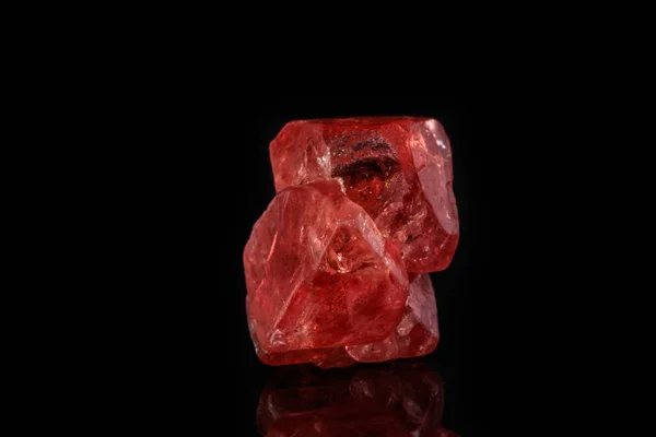 Makro Mineral Spinel Kamień Czarnym Tle Bliska — Zdjęcie stockowe