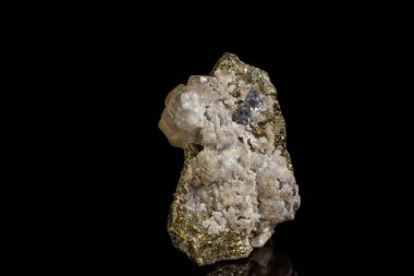 Sphalerite florit ve pirit siyah bir arka plan ile makro bir mineral taş yakın çekim