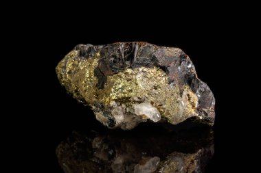 Sphalerite florit ve pirit siyah bir arka plan ile makro bir mineral taş yakın çekim