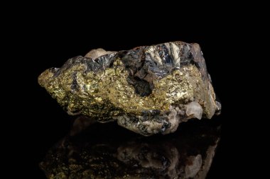 Sphalerite florit ve pirit siyah bir arka plan ile makro bir mineral taş yakın çekim