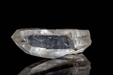 Makro mineral taş elmas taklidi siyah bir zemin üzerine yakın çekim