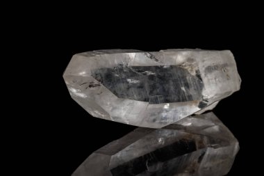 Makro mineral taş elmas taklidi siyah bir zemin üzerine yakın çekim