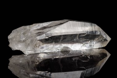 Makro mineral taş elmas taklidi siyah bir zemin üzerine yakın çekim