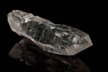 Makro mineral taş elmas taklidi siyah bir zemin üzerine yakın çekim