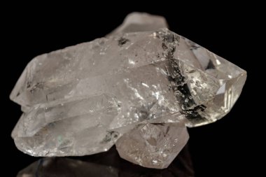 Makro mineral taş elmas taklidi siyah bir zemin üzerine yakın çekim