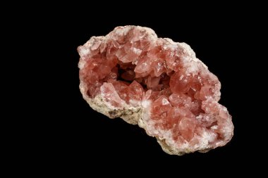 Makro mineral taş pembe Ametist siyah bir zemin üzerine yakın çekim