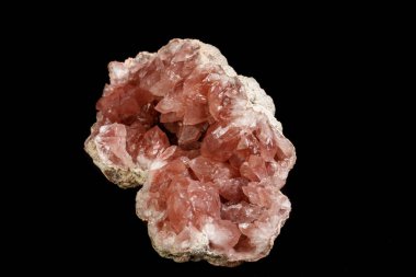 Makro mineral taş pembe Ametist siyah bir zemin üzerine yakın çekim