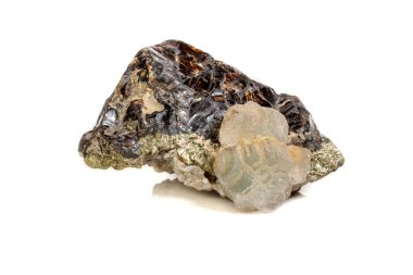 Sphalerite florit ve beyaz zemin üzerine pirit ile makro bir mineral taş yakın çekim