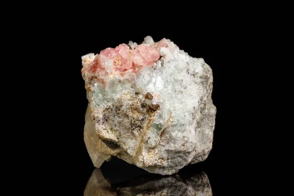 Macro Van Minerale Steen Rhodochrosiet Met Fluoriet Een Zwarte Achtergrond — Stockfoto