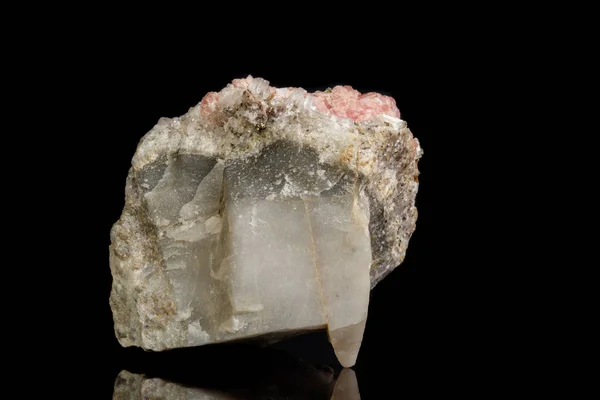 Macro Piedra Mineral Rhodochrosite Con Fluorita Sobre Fondo Negro Cerca —  Fotos de Stock