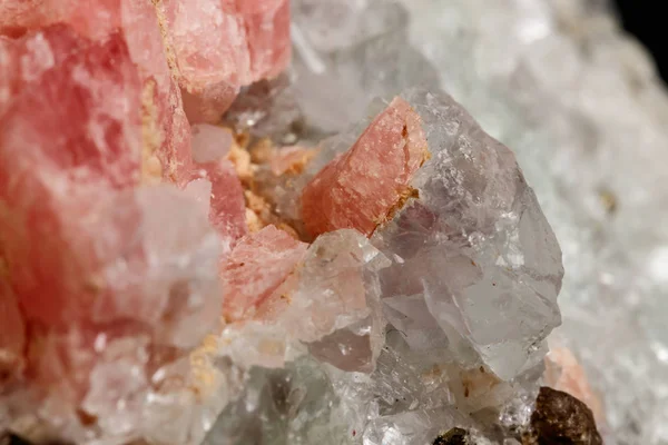 Makro Des Mineralsteins Rhodochrosit Mit Fluorit Auf Schwarzem Hintergrund Nahaufnahme — Stockfoto