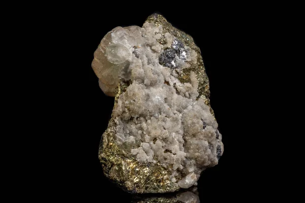 マクロ ミネラル石の蛍石と黒い背景に黄鉄鉱閃亜鉛鉱をクローズ アップ — ストック写真