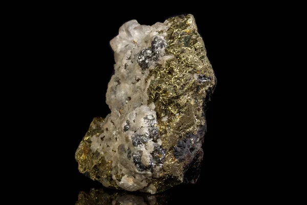 マクロ ミネラル石の蛍石と黒い背景に黄鉄鉱閃亜鉛鉱をクローズ アップ — ストック写真