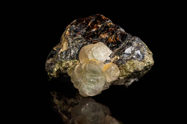 Macro Una Piedra Mineral Esfalita Con Fluorita Pirita Sobre Fondo —  Fotos de Stock