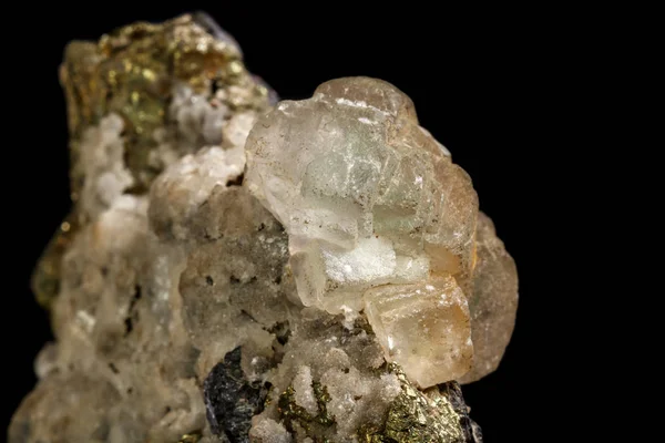 矿物石头 Spal尔石的宏与萤石和黄铁矿在一个黑色背景关闭 — 图库照片