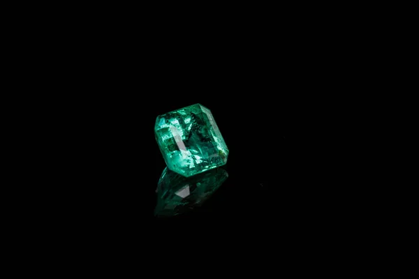 Makro Minerální Emerald Drahokam Přívěsek Černém Pozadí Zblízka — Stock fotografie