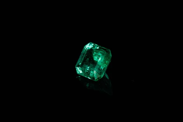 Mineral Makro Batu Permata Emerald Yang Digambar Pada Latar Belakang — Stok Foto