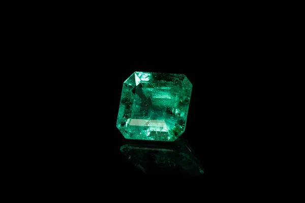 Close Van Macro Minerale Emerald Edelsteen Facetten Zwarte Achtergrond — Stockfoto