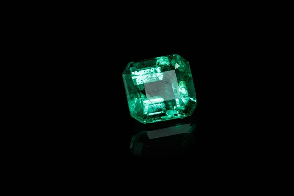 Makro Mineral Smaragd Edelstein Facettiert Auf Schwarzem Hintergrund Nahaufnahme — Stockfoto