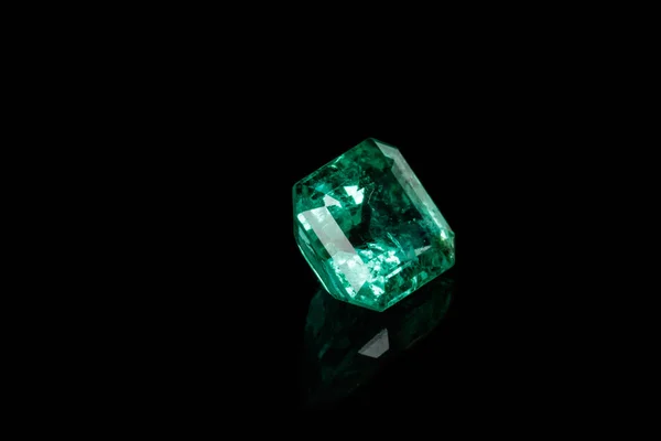 Mineral Makro Batu Permata Emerald Yang Digambar Pada Latar Belakang — Stok Foto