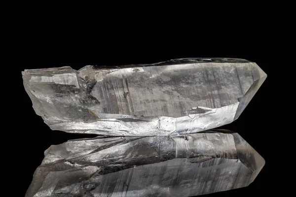 黒の背景にマクロ ミネラル石ラインス トーンをクローズ アップ — ストック写真