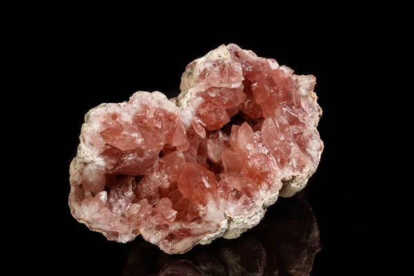 Makro Mineralstein Rosa Amethyst Auf Schwarzem Hintergrund Nahaufnahme — Stockfoto