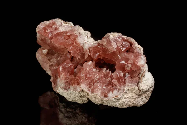 Makro Mineralstein Rosa Amethyst Auf Schwarzem Hintergrund Nahaufnahme — Stockfoto