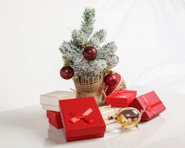 Noel ağacı hediye kutuları beyaz bir arka plan üzerinde oyuncaklarla yakın çekim