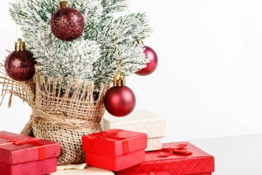 Noel ağacı hediye kutuları beyaz bir arka plan üzerinde oyuncaklarla yakın çekim