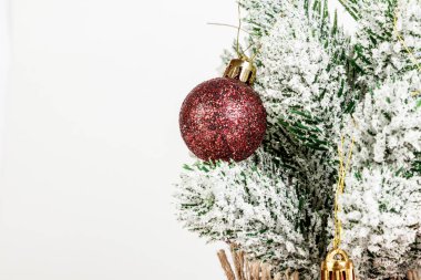 Noel ağacı hediye kutuları beyaz bir arka plan üzerinde oyuncaklarla yakın çekim