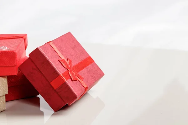 Árbol Navidad Cajas Regalo Con Juguetes Sobre Fondo Blanco Cerca —  Fotos de Stock