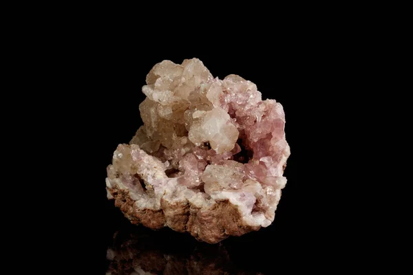 Pedra Mineral Macro Ametista Rosa Sobre Fundo Preto Close — Fotografia de Stock