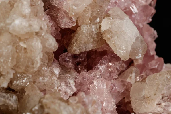 Makro Mineralstein Rosa Amethyst Auf Schwarzem Hintergrund Nahaufnahme — Stockfoto