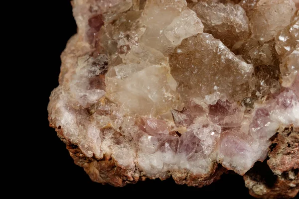 宏观矿物石头桃红色紫水晶在一个黑色背景关闭 — 图库照片