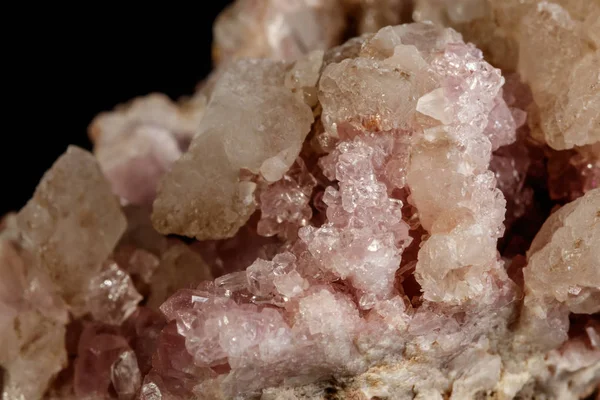 Makro Mineralstein Rosa Amethyst Auf Schwarzem Hintergrund Nahaufnahme — Stockfoto