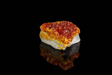 Siyah arka plan üzerinde Mineral taş Orpiment makro yakın çekim