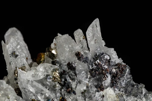 宏观矿物石头 Galena Spalerite 硫铁矿 石英在一个黑色背景特写镜头 — 图库照片