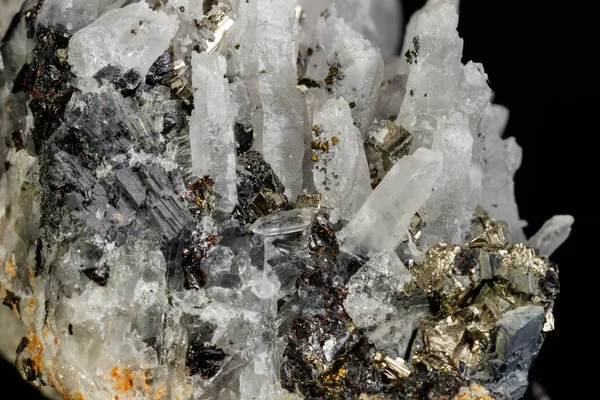 マクロ ミネラル石方鉛鉱 閃亜鉛鉱 黄鉄鉱 黒の背景のクローズ アップ — ストック写真