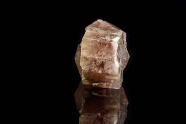 Makro mineral taş aragonit siyah arka plan yakın çekim