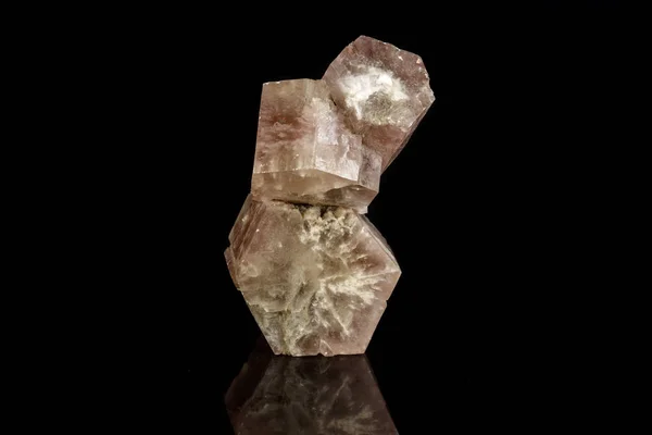 宏观矿物石头 Aragonite 在一个黑色背景特写 — 图库照片