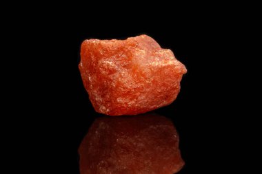 Makro mineral taş nefelin güneşli taş siyah arka plan yakın çekim