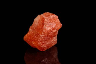 Makro mineral taş nefelin güneşli taş siyah arka plan yakın çekim