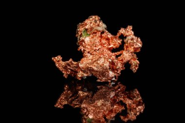 Makro mineral taş bakır siyah arka plan üzerine yakın çekim